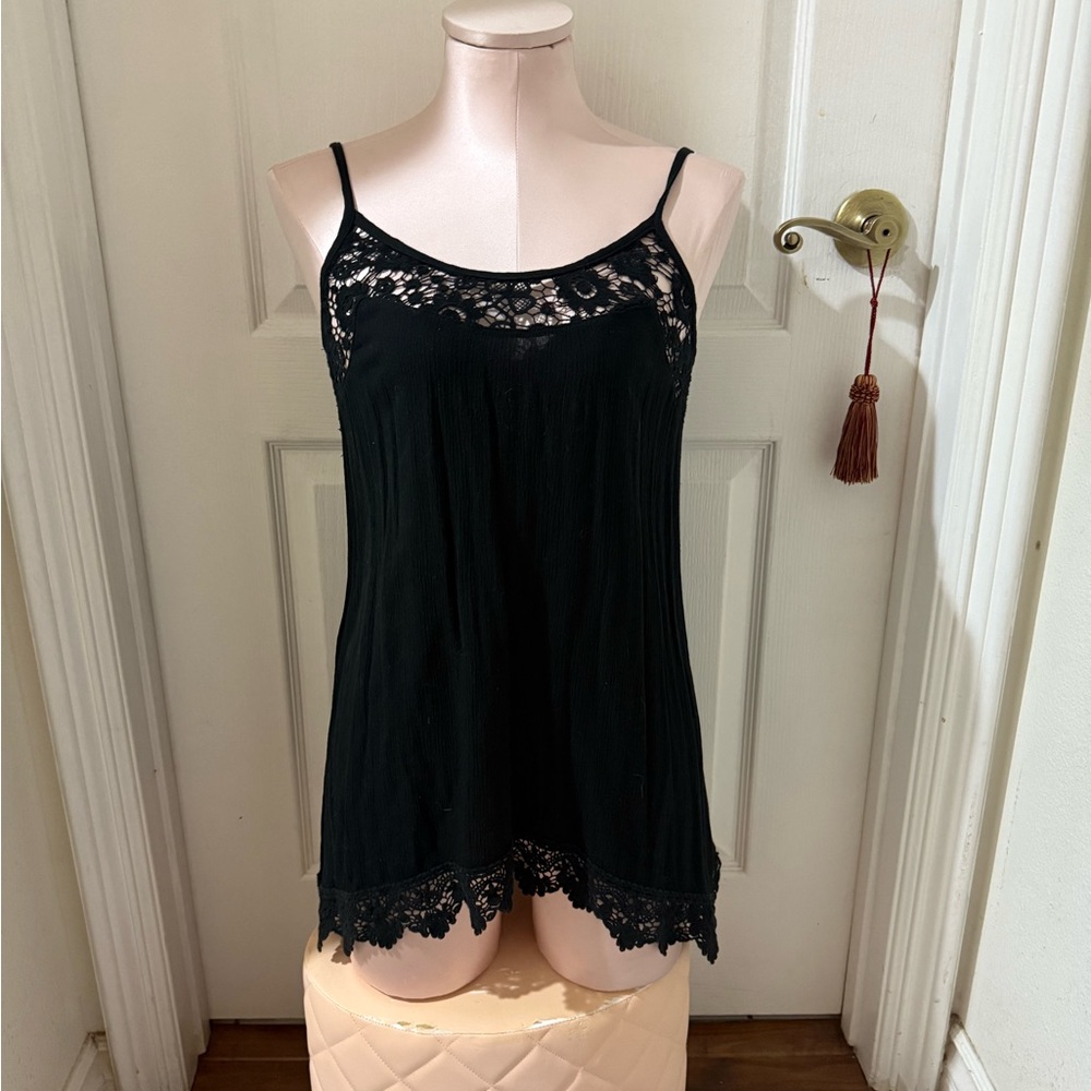 ⭐️10 / $10 ⭐️ Black linen Lace Trim Cami Top size S - Picture 3 of 10